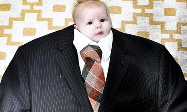 Bebê vestido com roupas de adultos Bebê vestido com roupas de adultos