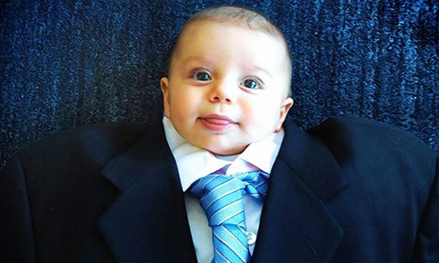 Bebê vestido com roupas de adultos Bebê vestido com roupas de adultos