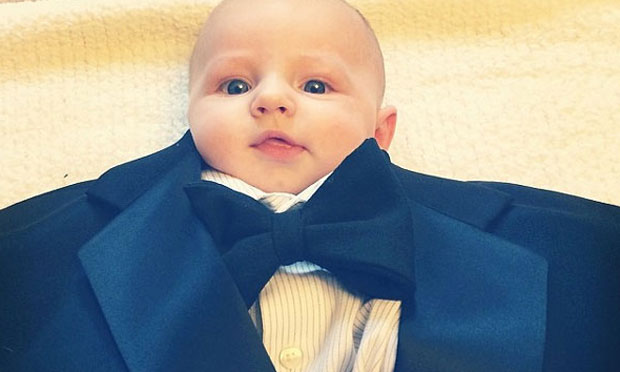 Bebê vestido com roupas de adultos Bebê vestido com roupas de adultos