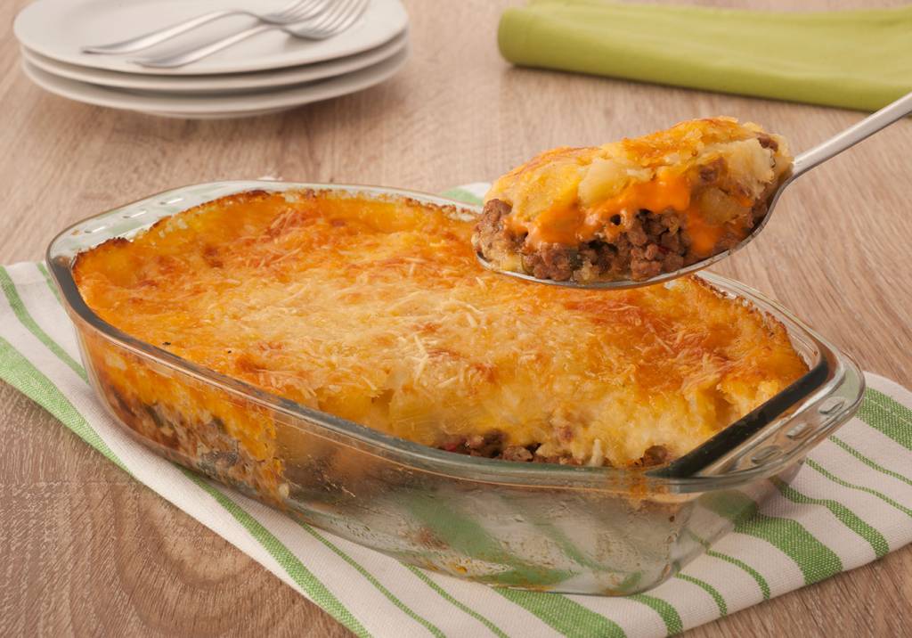 Gratinado de aipim com carne moída e queijo