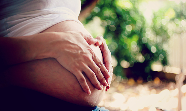 Grávida com as mãos na barriga. Grávida com as mãos na barriga.