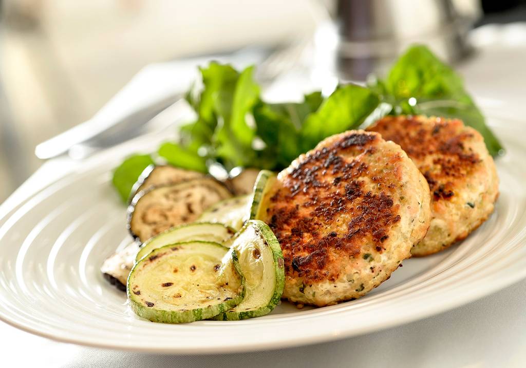 Hambúrguer de salmão e quinoa com legumes