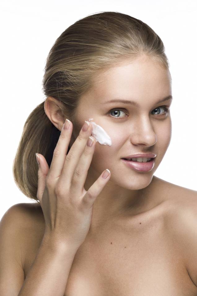 Mulher passando creme Mulher passando creme
