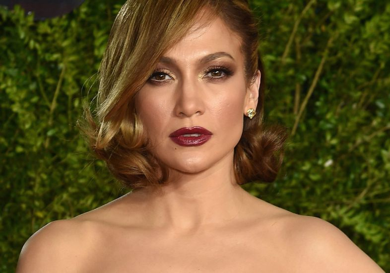 Em rara aparição, Jennifer Lopez é clicada com o filho Max