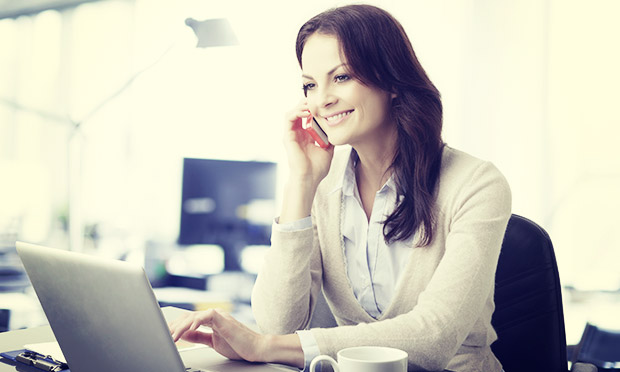 Mulher ao telefone no computador Mulher ao telefone no computador