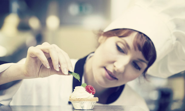 Mulher cozinhando com cuidado Mulher cozinhando com cuidado