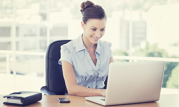 Mulher feliz no trabalho Mulher feliz no trabalho