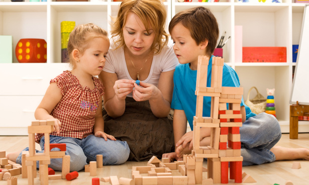 Curso ensina pais a brincarem com os filhos, estimulando o desenvolvimento das crianças
