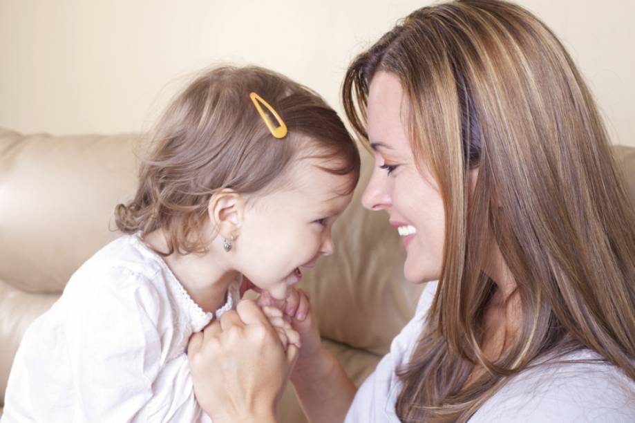 Mãe brincando com a filha