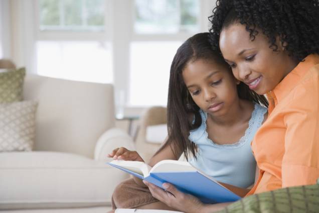 Mãe lendo para a filha Mãe lendo para a filha