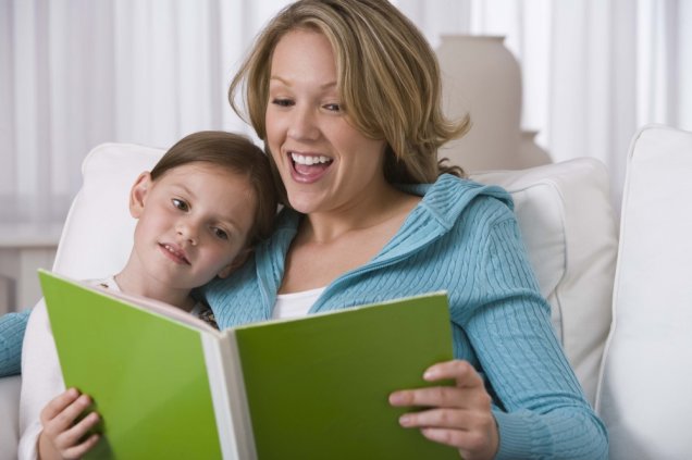 Mãe e filha lendo