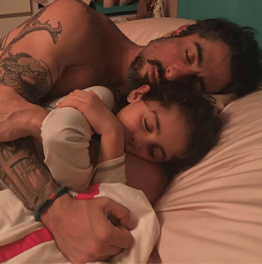 Marcos Mion defende o hábito de dormir com os filhos quando eles pedem: “Papai está aqui. Pode ficar tranquilo”