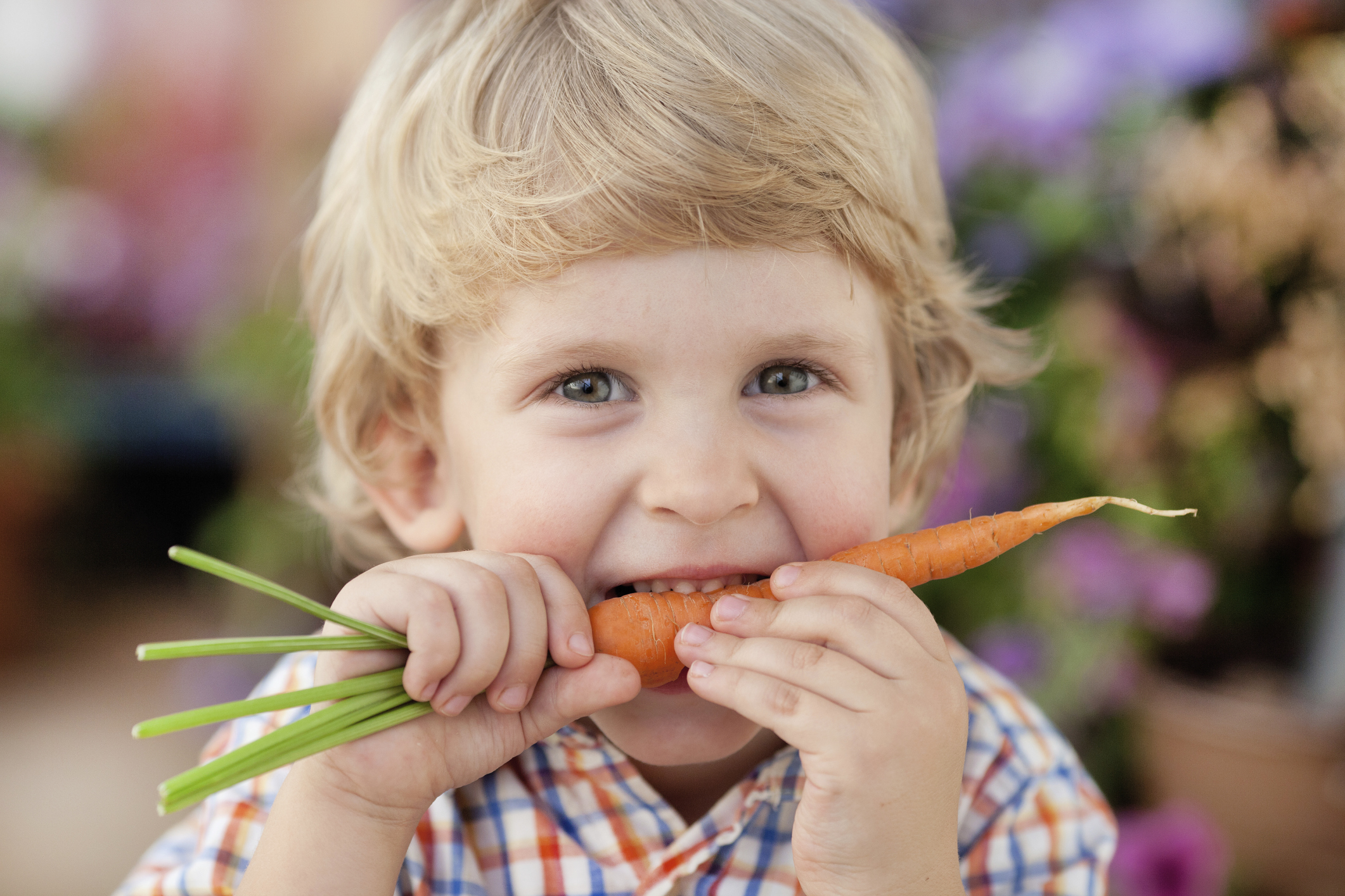 Ешьте вкусно и полезно. Ребенок ест овощи. Ребенок ест овощи и фрукты. Овощи и фрукты для детей. Еда для детей.