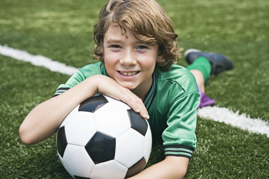 Menino jogando futebol