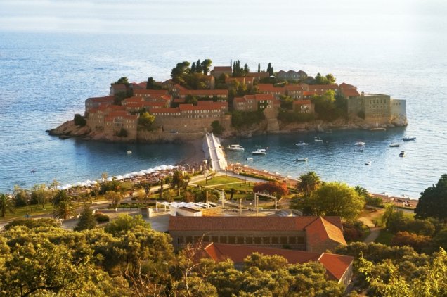 Resort na ilha Sveti Stefan, em Montenegro