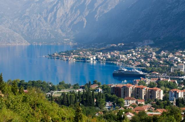 Baía de Kotor, em Montenegro Baía de Kotor, em Montenegro
