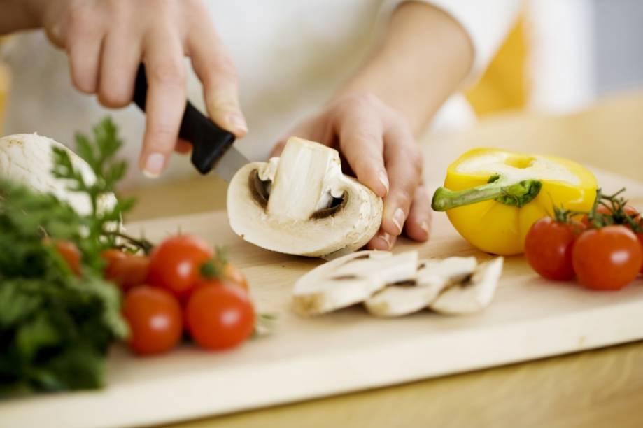 Mulher preparando alimentos para cozinhar