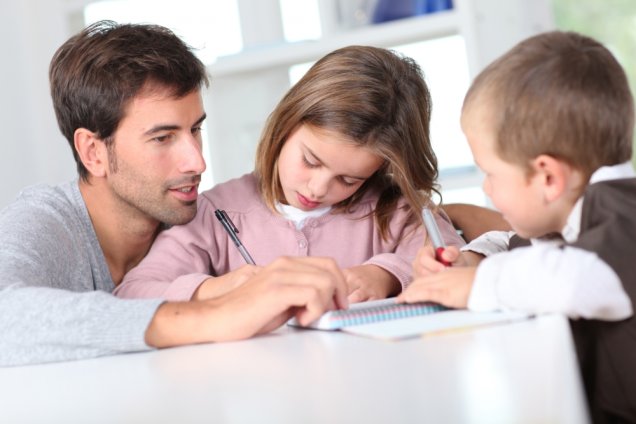 Pai estudando com os filhos