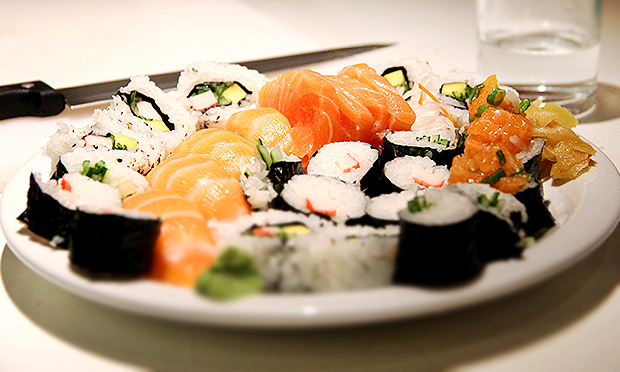 Como fazer hossomaki, temaki e sashimi em casa