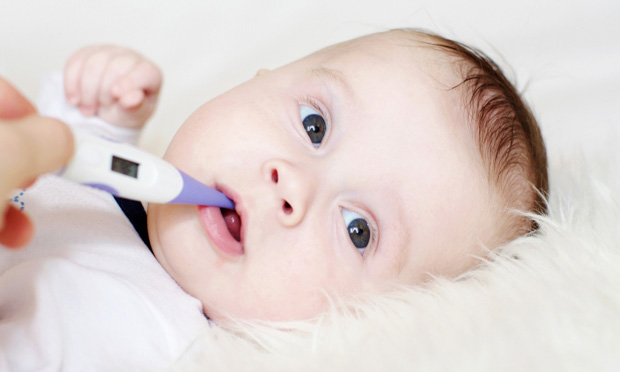 Bebê com termômetro