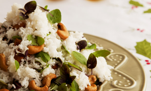 Arroz com castanha de caju e manjericão Arroz com castanha de caju e manjericão