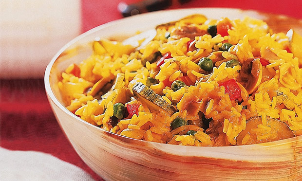 Arroz com legumes e suco de laranja Arroz com legumes e suco de laranja