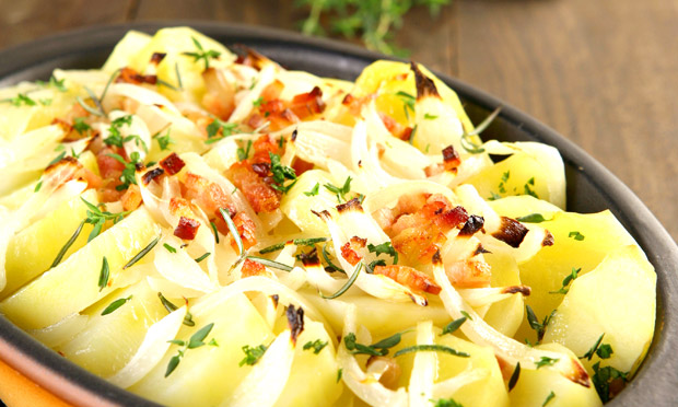 Batata gratinada com bacon à francesa Batata gratinada com bacon à francesa