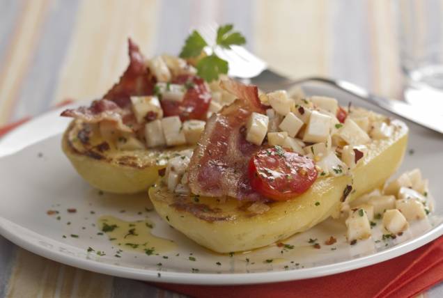 Batata grelhada com bacon e tomate cereja Batata grelhada com bacon e tomate cereja