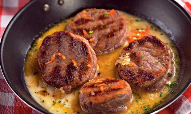 Bife com molho de requeijão