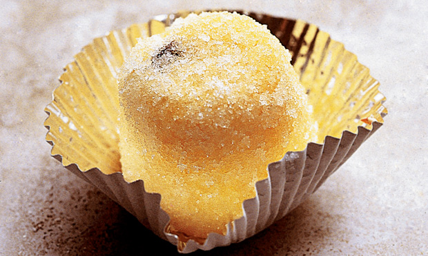 Bolinho com calda de maracujá