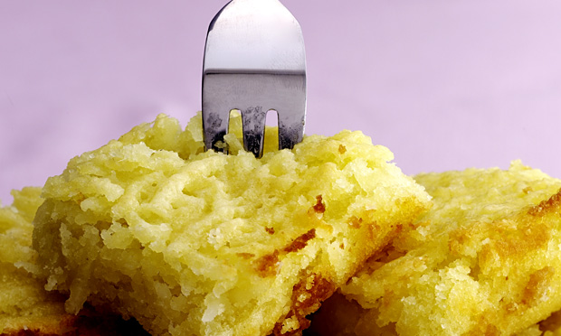 Bolo de aipim com coco ralado e gengibre Bolo de aipim com coco ralado e gengibre