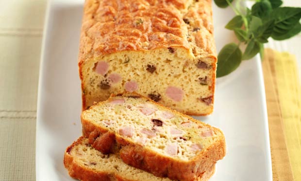 Bolo de azeitona, parmesão e peito de peru