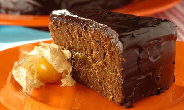 Bolo brilhante de chocolate e damasco Bolo brilhante de chocolate e damasco