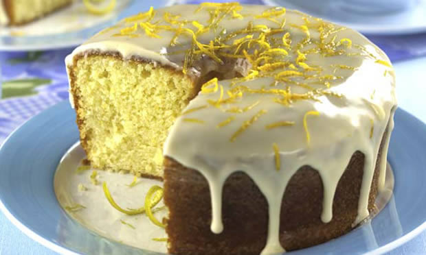 Bolo de casca de laranja com cobertura de maracujá Bolo de casca de laranja com cobertura de maracujá