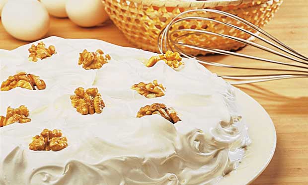 Bolo light de cenoura com nozes e marshmallow Bolo light de cenoura com nozes e marshmallow