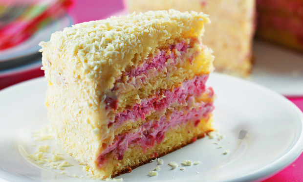 Bolo de chocolate branco com morango