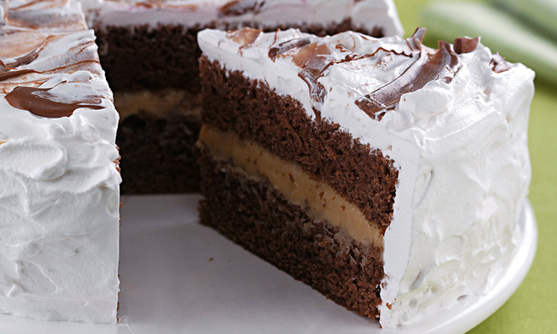 Bolo de chocolate com brigadeiro ao mel Bolo de chocolate com brigadeiro ao mel