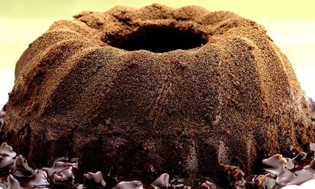 Bolo de chocolate com brigadeiro e pecã Bolo de chocolate com brigadeiro e pecã