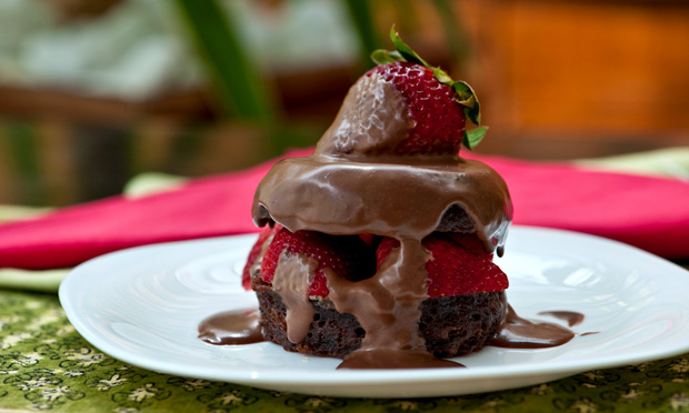 Bolo de chocolate de caneca com morango