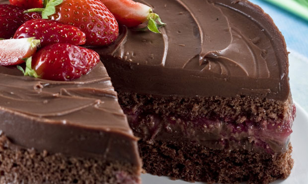 Bolo de chocolate com morango Bolo de chocolate com morango