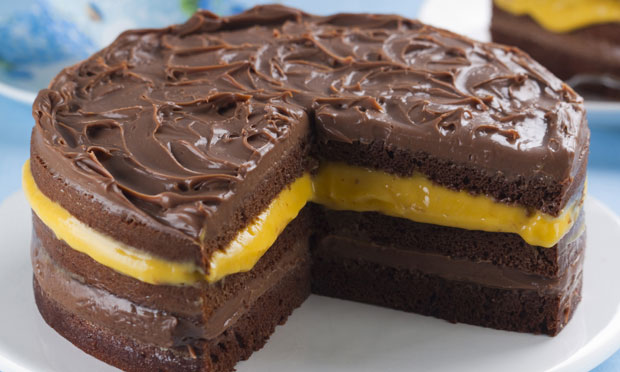 Bolo de chocolate com creme de maracujá Bolo de chocolate com creme de maracujá