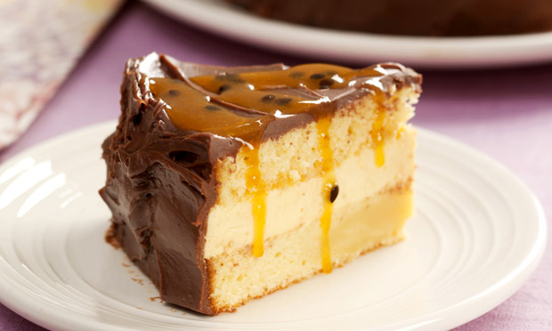 Bolo de chocolate e musse de maracujá Bolo de chocolate e musse de maracujá
