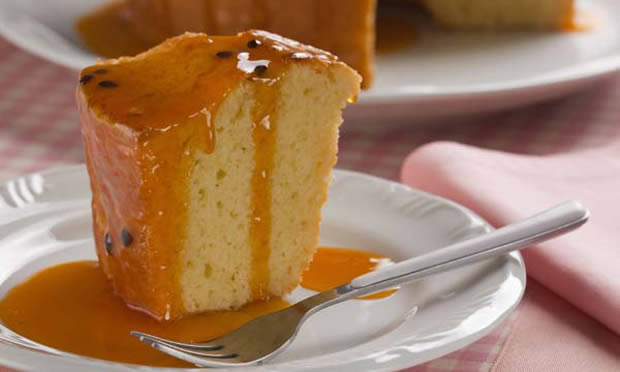 Bolo cítrico de laranja e limão com calda de maracujá Bolo cítrico de laranja e limão com calda de maracujá