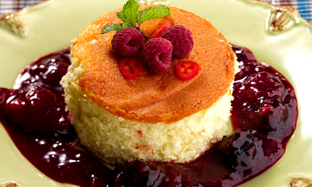 Bolo com calda de frutas vermelhas