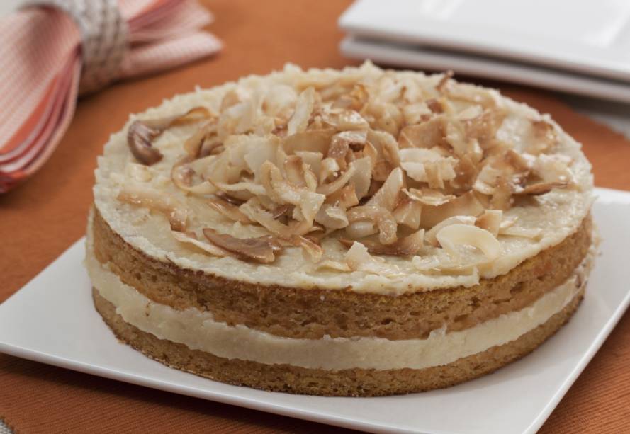 Bolo de abóbora com recheio de beijinho Bolo de abóbora com recheio de beijinho