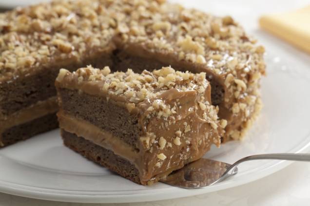 Bolo de ameixa com recheio de doce de leite Bolo de ameixa com recheio de doce de leite
