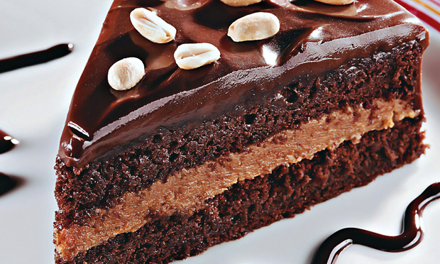 Bolo de amendoim com paçoca e chocolate Bolo de amendoim com paçoca e chocolate