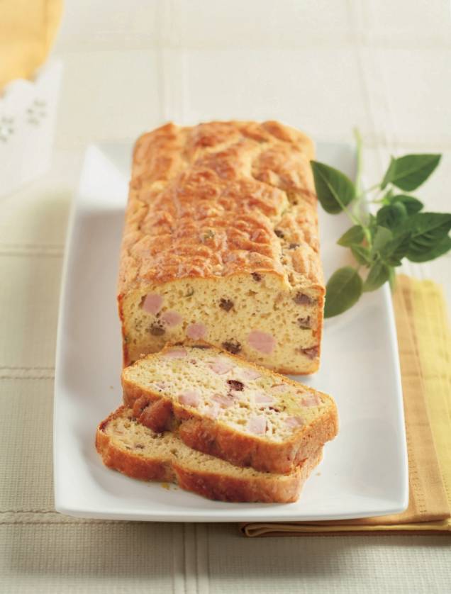 Bolo de azeitona, parmesão e peito de peru: um bolo que é prato principal Bolo de azeitona, parmesão e peito de peru: um bolo que é prato principal