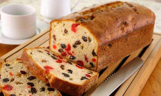 Bolo de banana com cereja