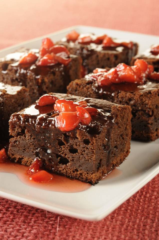 Bolo de chocolate com calda quente de morango Bolo de chocolate com calda quente de morango